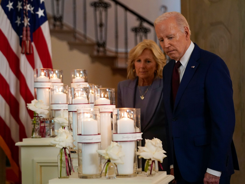 Joe Biden und die First Lady Jill Biden halten vor einer Gedenkanzeige zum einjährigen Jahrestag des Amoklaufs an einer Grundschule inne. - Foto: Andrew Harnik/AP
