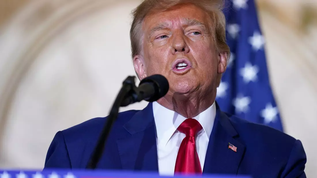 Auch Donald Trump geht ins Rennen für die US-Präsidentschaftswahl 2024. - Bild: Evan Vucci/AP
