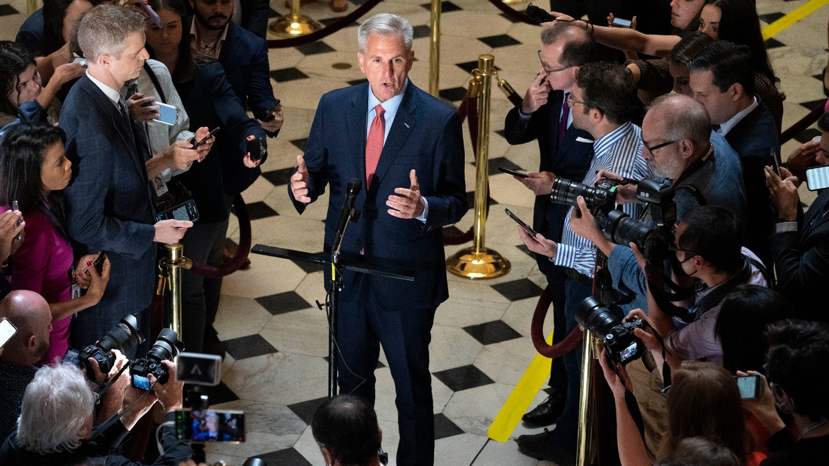 Kevin McCarthy (M), Sprecher des US-Repräsentantenhauses, spricht auf dem Capitol Hill mit Reportern über die Verhandlungen zur Schuldengrenze. - Foto: Jacquelyn Martin/AP/dpa