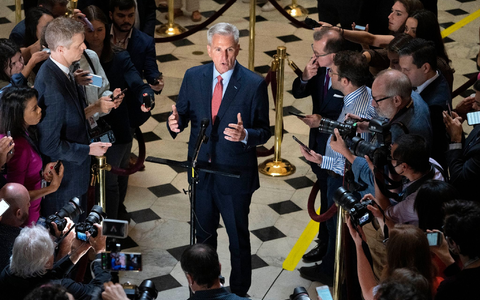 Kevin McCarthy (M), Sprecher des US-Repräsentantenhauses, spricht auf dem Capitol Hill mit Reportern über die Verhandlungen zur Schuldengrenze. - Foto: Jacquelyn Martin/AP/dpa