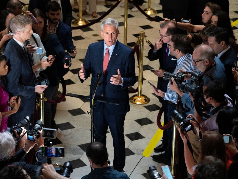 Kevin McCarthy (M), Sprecher des US-Repräsentantenhauses, spricht auf dem Capitol Hill mit Reportern über die Verhandlungen zur Schuldengrenze. - Foto: Jacquelyn Martin/AP/dpa