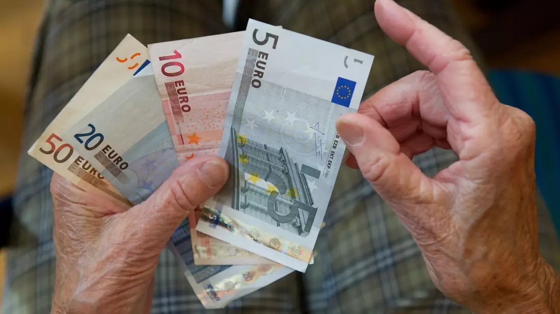 Wenig Geld im Alter? Davor fürchten sich viele Menschen. - Bild: picture alliance / dpa