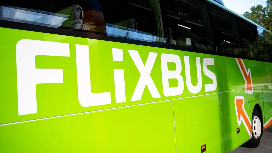 Flix, das neben Bussen auch Züge betreibt, hat neue Investoren. - Bild: Fabian Sommer/dpa