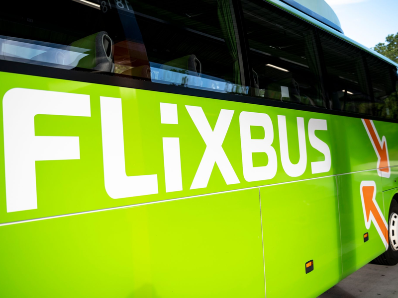 Flix, das neben Bussen auch Züge betreibt, hat neue Investoren. - Foto: Fabian Sommer/dpa