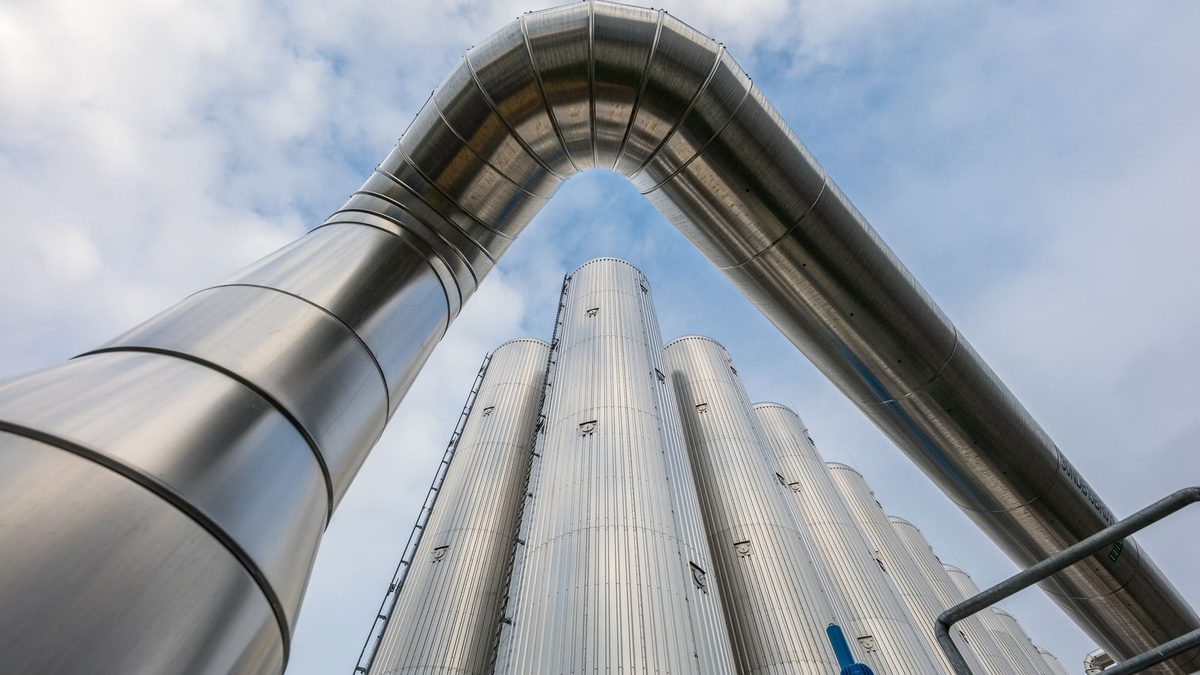 Wärmespeicher mit einer Kapazität von insgesamt 300 Megawattstunden sowie ein Ausgleichsgefäß stehen auf dem Gelände des Heizkraftwerkes Cottbus. - Foto: Frank Hammerschmidt/dpa