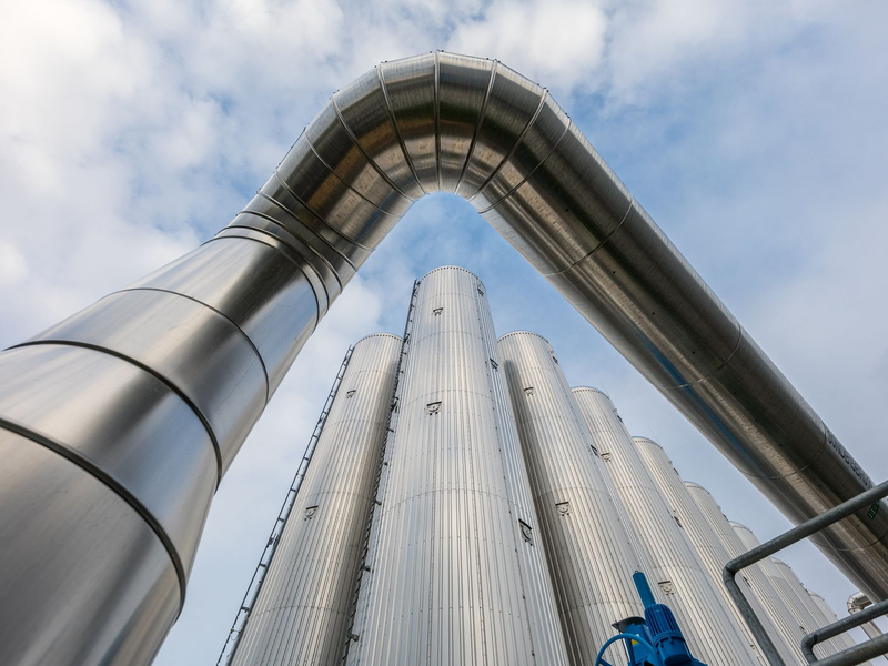 Wärmespeicher mit einer Kapazität von insgesamt 300 Megawattstunden sowie ein Ausgleichsgefäß stehen auf dem Gelände des Heizkraftwerkes Cottbus. - Foto: Frank Hammerschmidt/dpa