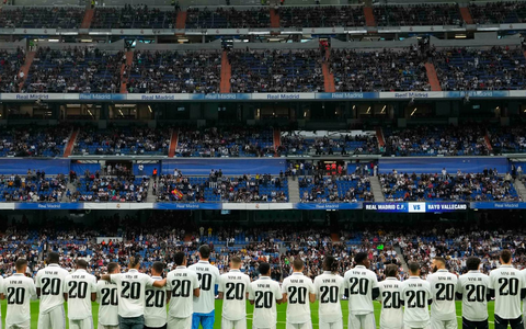 Spieler von Real Madrid tragen Trikots mit dem Namen ihres Mannschaftskameraden Vinicius Junior. - Foto: Manu Fernandez/AP/dpa