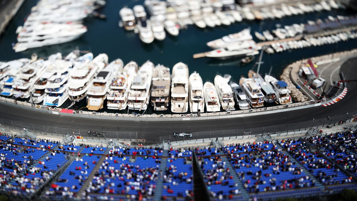 Lewis Hamilton aus Großbritannien vom Team Mercedes AMG Petronas Motorsport fährt die Tabac-Kurve neben dem Hafen. Das Rennen findet am kommenden Sonntag statt. - Foto: David Davies/PA Wire/dpa