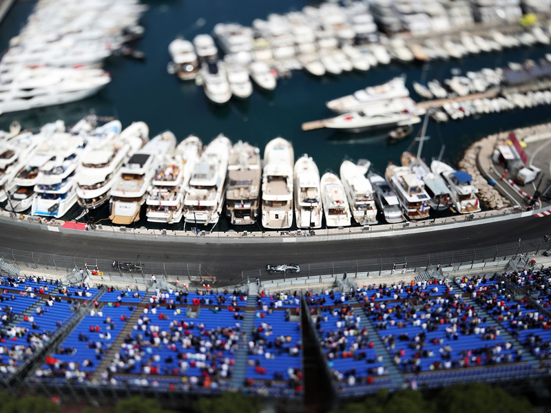 Lewis Hamilton aus Großbritannien vom Team Mercedes AMG Petronas Motorsport fährt die Tabac-Kurve neben dem Hafen. Das Rennen findet am kommenden Sonntag statt. - Foto: David Davies/PA Wire/dpa