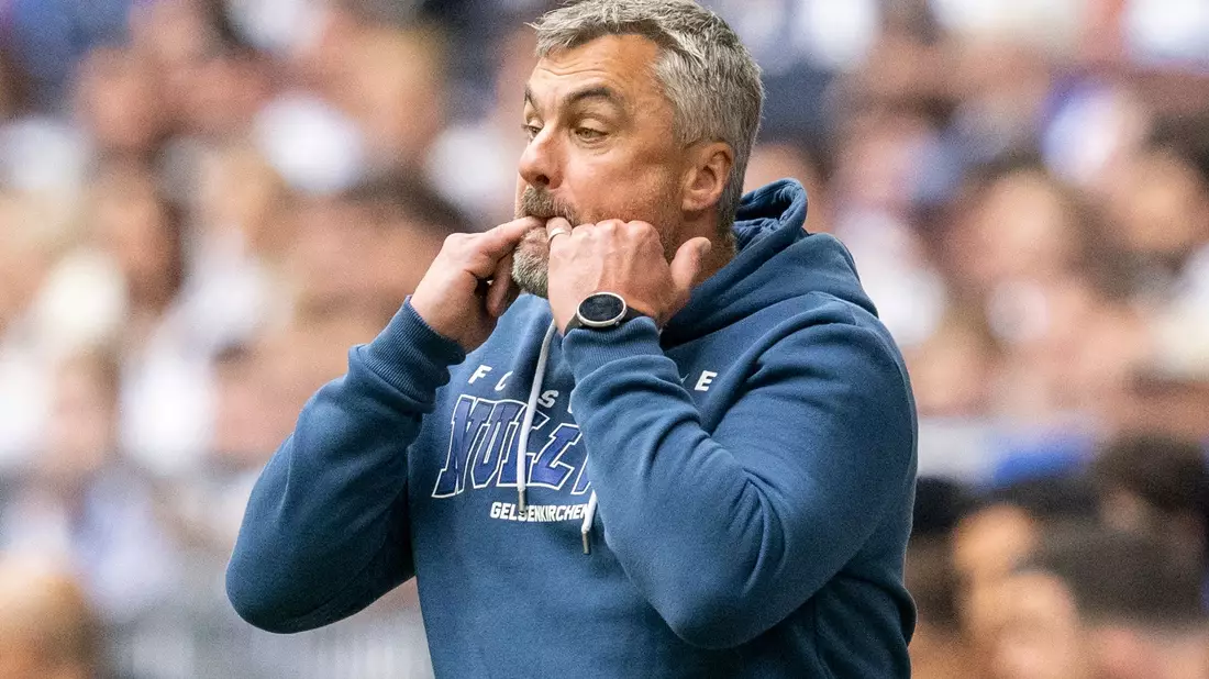Schalke-Trainer Thomas Reis will mit seinem Team den Abstieg aus der Bundesliga verhindern. - Bild: David Inderlied/dpa