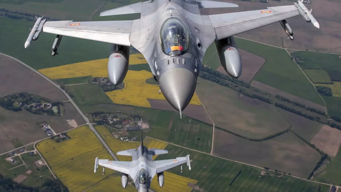 F-16-Kampfflugzeuge der portugiesischen und rumänischen Luftwaffe überwachen den Luftraum über dem Baltikum. - Bild: Mindaugas Kulbis/AP