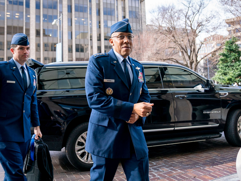 Soll neuer Generalstabschef werden: General Charles Brown Jr. (r), aktuell Stabschef der US-Luftwaffe. - Foto: Andrew Harnik/AP/dpa
