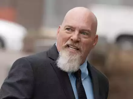Richard Barnett, der während des Aufstands im US-Kapitol am 6. Januar 2023 mit den Füßen auf einem Schreibtisch im Büro der ehemaligen Parlamentspräsidentin Pelosi fotografiert wurde, ist zu viereinhalb Jahren Haft verurteilt worden. - Foto: Manuel Balce Ceneta/AP/dpa