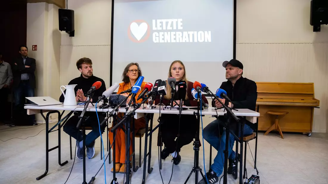 Aktivistinnen und Aktivisten der Letzten Generation (l-r): Joel Schmitt, Marion Fabian, Aimee van Baalen; und Steve Rauhut von der Kirchgemeinde der Reformationskirche in Berlin-Moabit. - Bild: Christoph Soeder/dpa