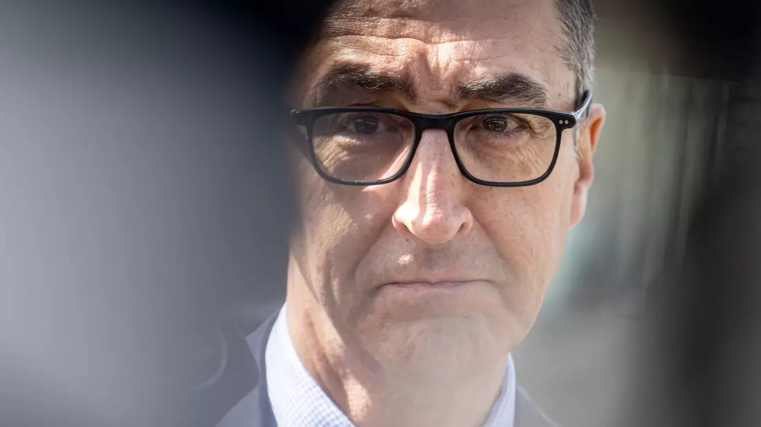 «Meine Eltern wollten danach, dass ich mich öffentlich zurückhalte, damit ich nicht selber zur Zielscheibe werde»: Cem Özdemir über den Brandanschlag von Solingen. - Bild: Fabian Sommer/dpa