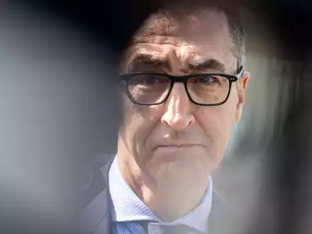 «Meine Eltern wollten danach, dass ich mich öffentlich zurückhalte, damit ich nicht selber zur Zielscheibe werde»: Cem Özdemir über den Brandanschlag von Solingen. - Foto: Fabian Sommer/dpa
