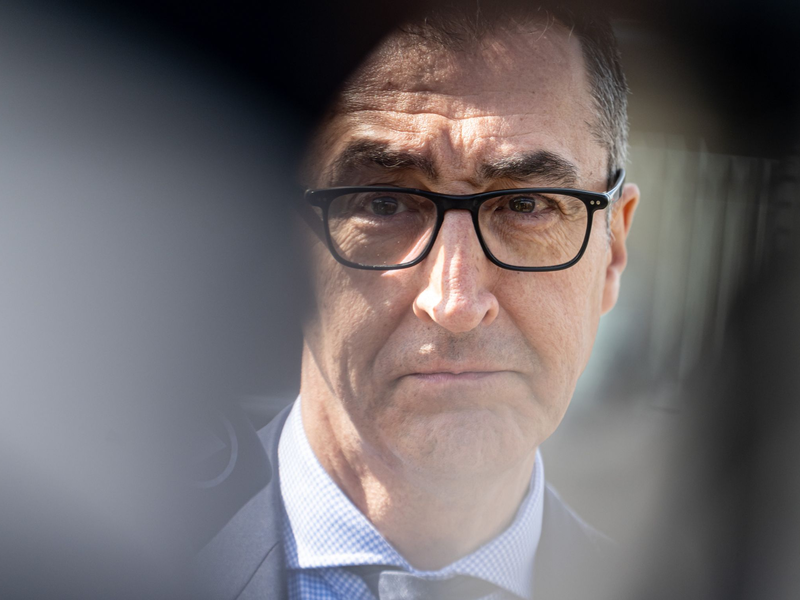 «Meine Eltern wollten danach, dass ich mich öffentlich zurückhalte, damit ich nicht selber zur Zielscheibe werde»: Cem Özdemir über den Brandanschlag von Solingen. - Foto: Fabian Sommer/dpa