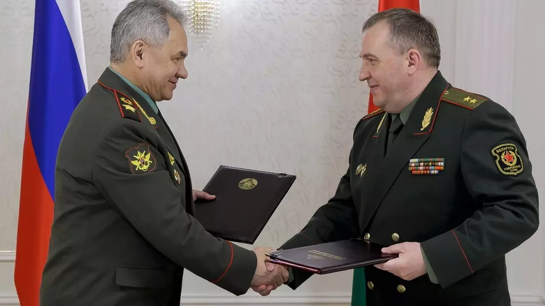 Russlands Verteidigungsminister Sergei Schoigu und sein Amtskollege aus Belarus, Viktor Chrenin, bei der Unterzeichnung des Vertrags über kollektive Sicherheit (OVKS). - Bild: Vadim Savitsky/Russian Defense Ministry Press Service/AP/dpa