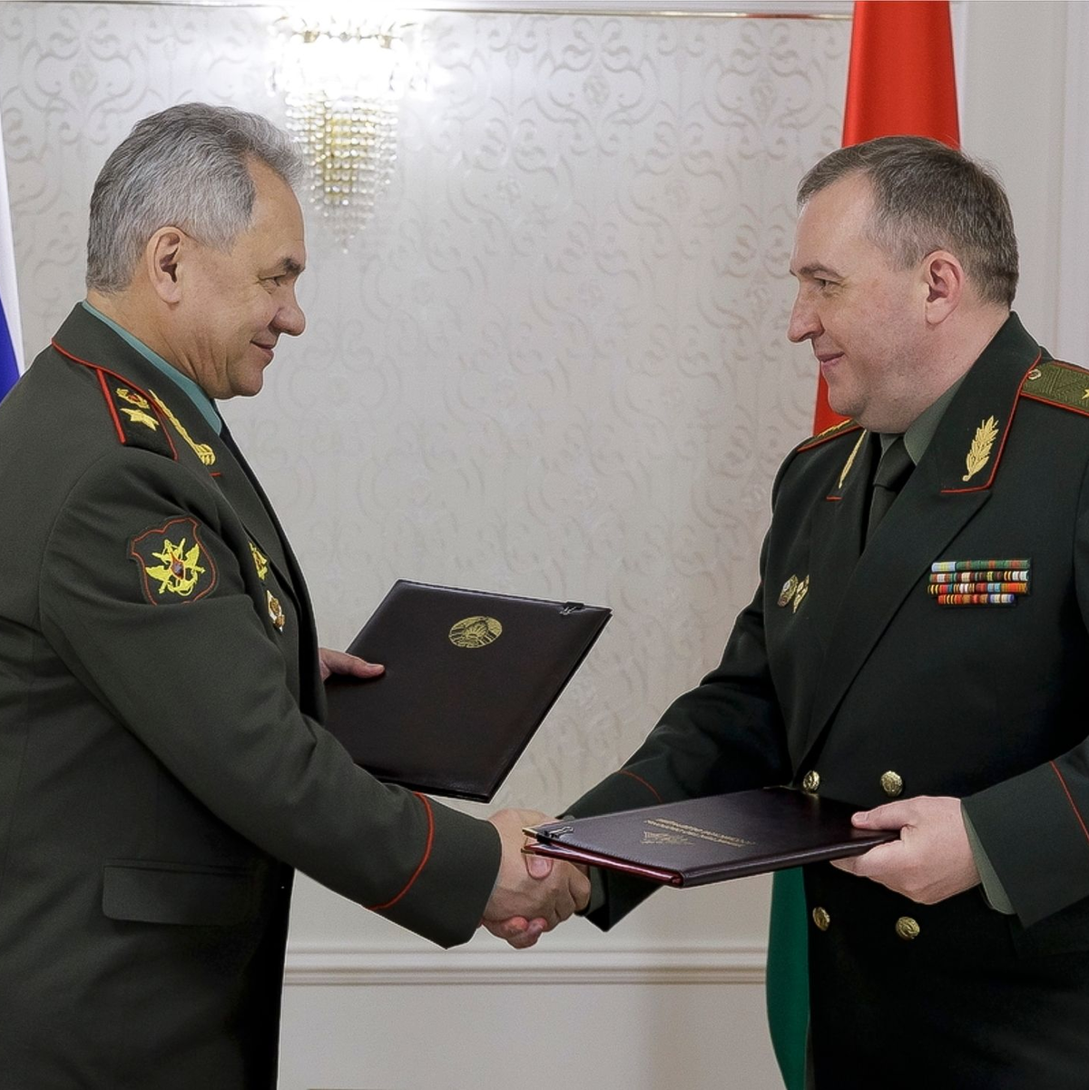 Russlands Verteidigungsminister Sergei Schoigu und sein Amtskollege aus Belarus, Viktor Chrenin, bei der Unterzeichnung des Vertrags über kollektive Sicherheit (OVKS). - Foto: Vadim Savitsky/Russian Defense Ministry Press Service/AP/dpa