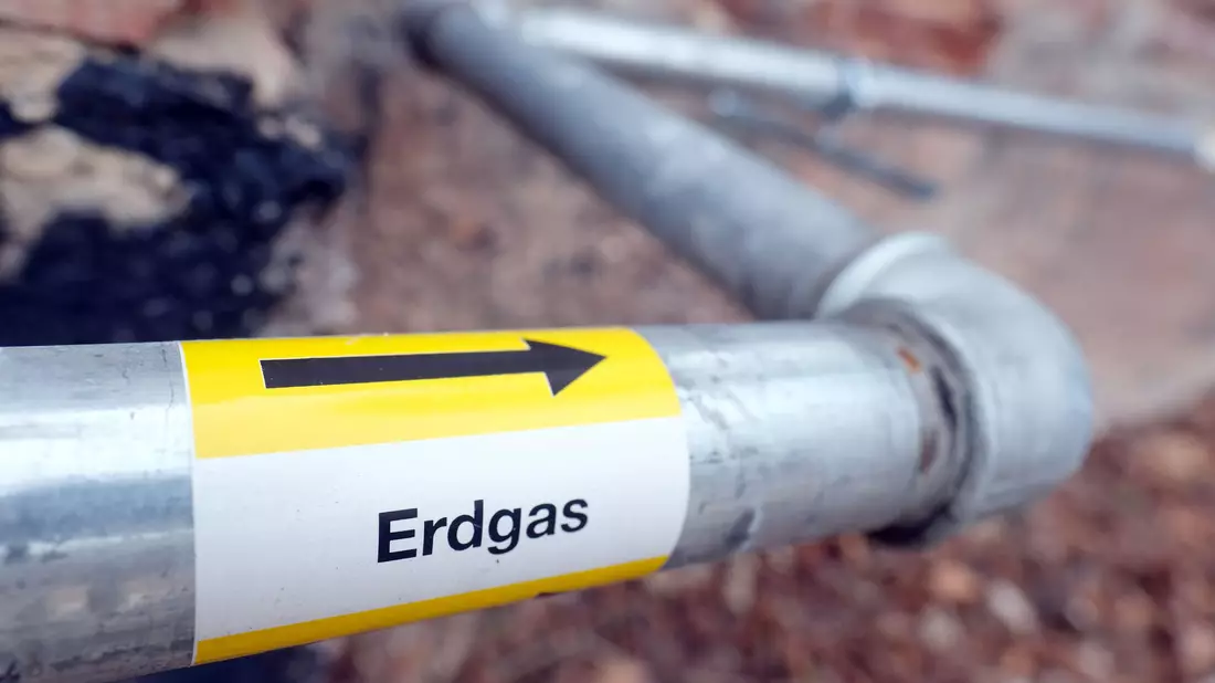 Eine Überversorgung mit Erdgas lässt die Gaspreise in Europa sinken. - Bild: Sebastian Willnow/dpa