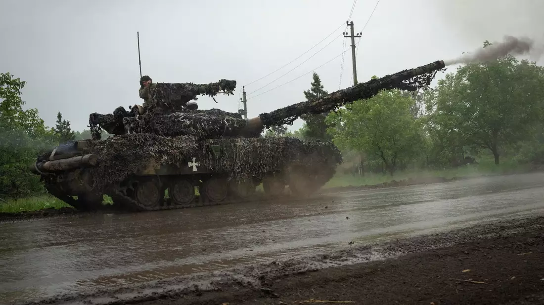 Ukrainische Soldaten feuern von einem ukrainischen Panzer an der Front in der Nähe von Bachmut in der Region Donezk auf russische Stellungen. - Bild: Efrem Lukatsky/AP