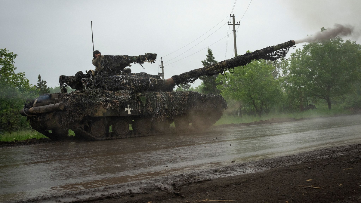 Ukrainische Soldaten feuern von einem ukrainischen Panzer an der Front in der Nähe von Bachmut in der Region Donezk auf russische Stellungen. - Foto: Efrem Lukatsky/AP