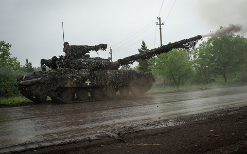 Ukrainische Soldaten feuern von einem ukrainischen Panzer an der Front in der Nähe von Bachmut in der Region Donezk auf russische Stellungen. - Foto: Efrem Lukatsky/AP