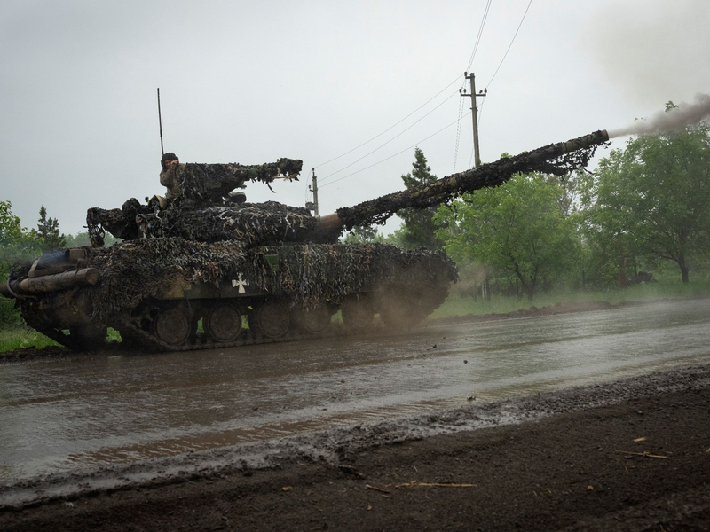 Ukrainische Soldaten feuern von einem ukrainischen Panzer an der Front in der Nähe von Bachmut in der Region Donezk auf russische Stellungen. - Foto: Efrem Lukatsky/AP
