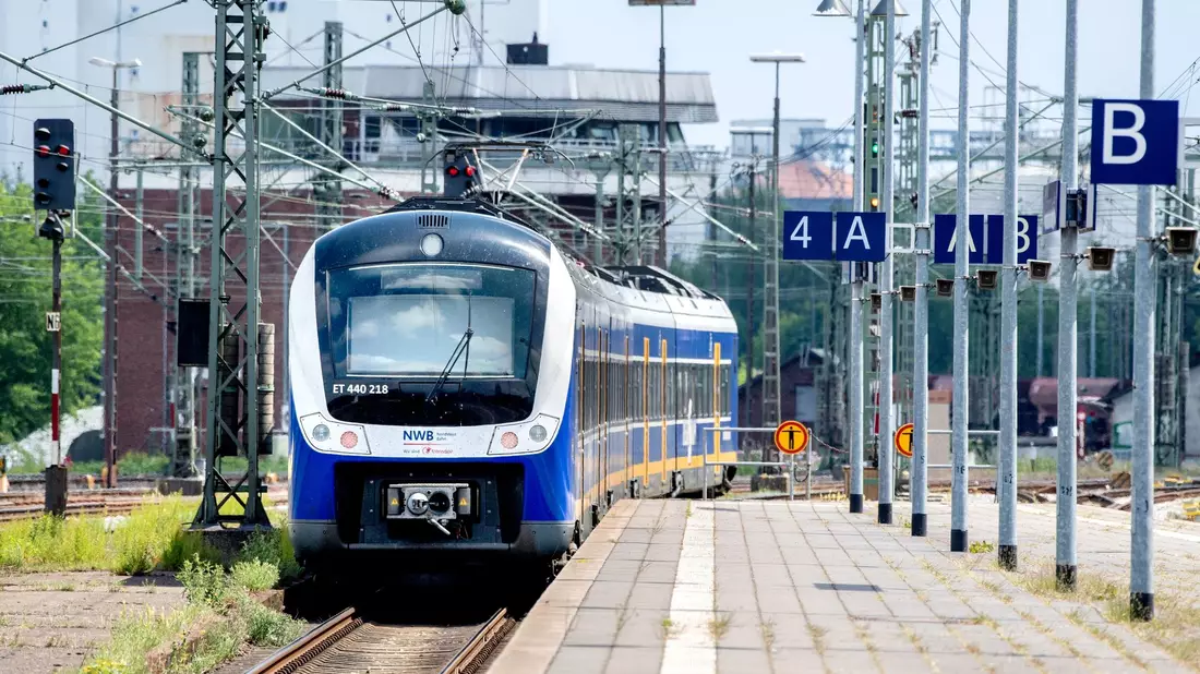 Eine S-Bahn der NordWestBahn auf dem Weg nach Bremen. (Symbolbild) - Bild: Hauke-Christian Dittrich/dpa