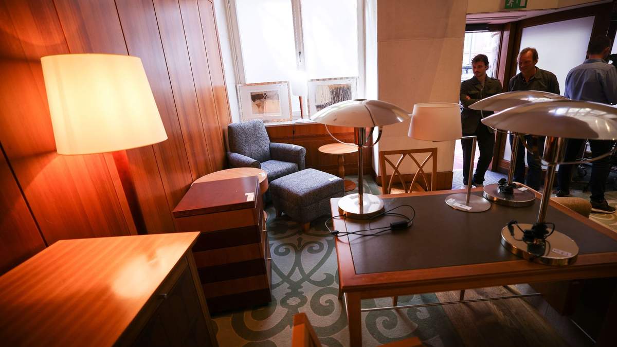 Kleiderbügel, Nachttischlampen, Tresore: Die Liste der Verkaufsgegenstände in Hamburgs  ehemaligen Luxushotel Park Hyatt ist lang. - Foto: Christian Charisius/dpa