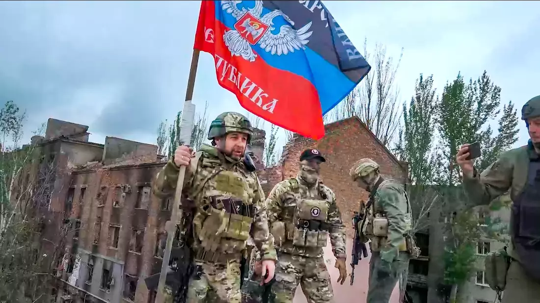 Denis Puschilin, Chef der teils von Russland besetzten Region Donezk, mit einer Fahne der russisch kontrollierten Region Donezk in Bachmut. - Bild: -/Denis Pushilin, head of the Russian-controlled Donetsk region telegram channel/AP/dpa