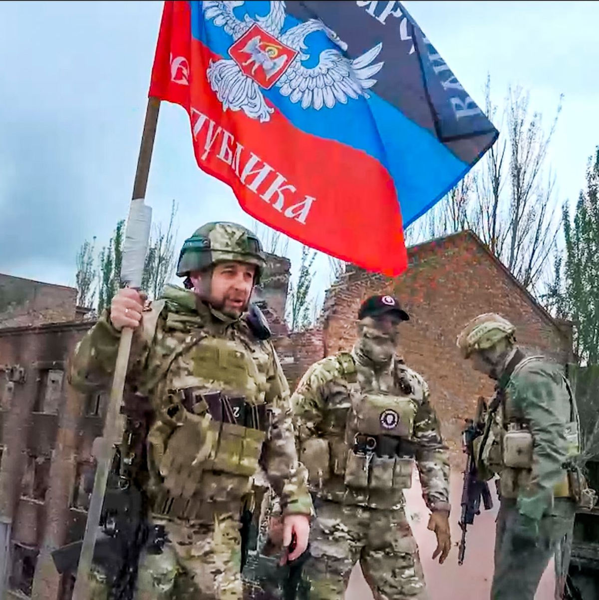 Denis Puschilin, Chef der teils von Russland besetzten Region Donezk, mit einer Fahne der russisch kontrollierten Region Donezk in Bachmut. - Foto: -/Denis Pushilin, head of the Russian-controlled Donetsk region telegram channel/AP/dpa