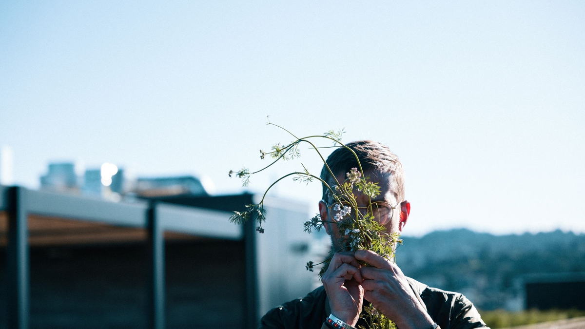 Joko Winterscheidt während der Arbeiten zu der neuen Serie «The World's Most Dangerous Show», in der er nach Antworten auf den Klimawandel sucht. - Foto: Paul Ripke/prime video/dpa
