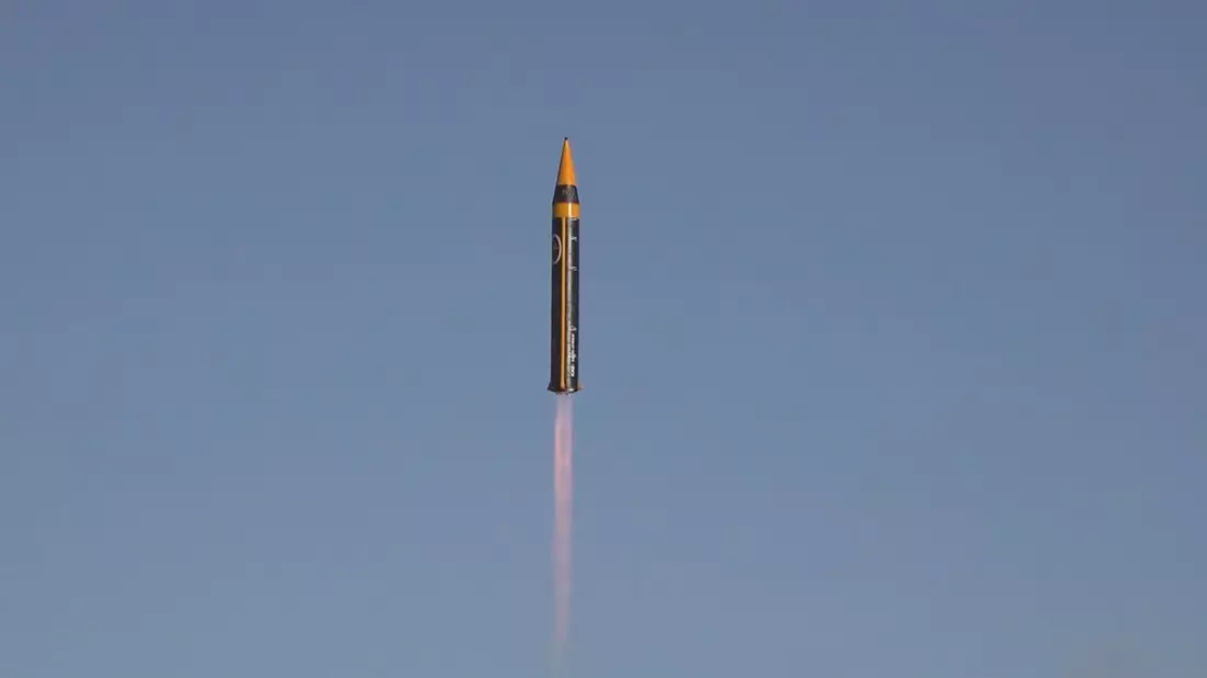 Irans Streitkräfte haben eine neue Mittelstreckenrakete vorgestellt. - Bild: ---/Iranian Defense Ministry/AP/dpa