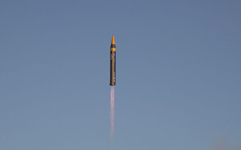 Irans Streitkräfte haben eine neue Mittelstreckenrakete vorgestellt. - Foto: ---/Iranian Defense Ministry/AP/dpa