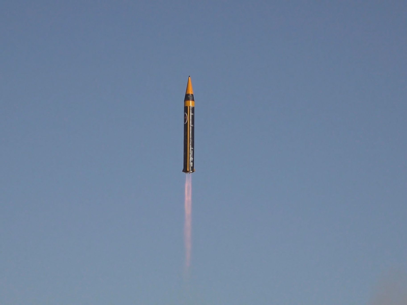 Irans Streitkräfte haben eine neue Mittelstreckenrakete vorgestellt. - Foto: ---/Iranian Defense Ministry/AP/dpa