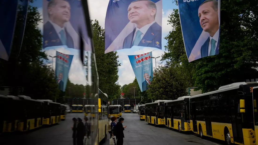 Wahlbanner des türkischen Präsidenten Erdogan in Istanbul. - Bild: Francisco Seco/AP/dpa