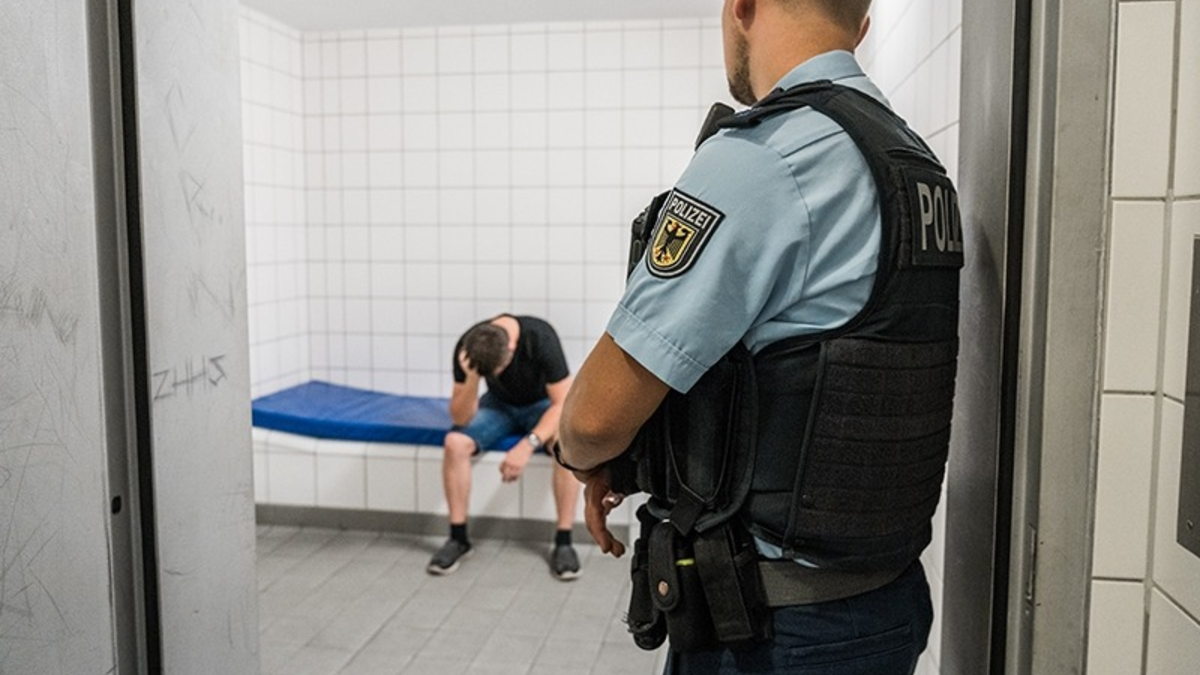 Bundespolizeidirektion München: Über vier Jahre ins Gefängnis / Bundespolizei fasst gesuchten Deutschen im Grenzverkehr auf Landstraße - Foto: presseportal.de