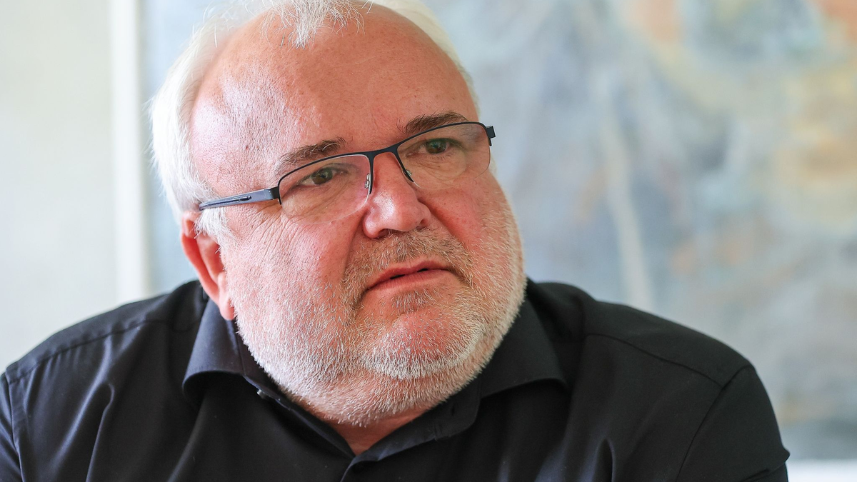 Zoodirektor Jörg Junhold wehrt sich gegen die Kritik nach der Schlachtung eines Zebras. - Foto: Jan Woitas/dpa