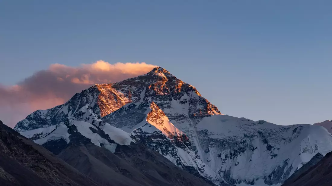 Der Sonnenuntergang färbt den Gipfel des Mount Everest. - Bild: Zhang Rufeng/XinHua/dpa