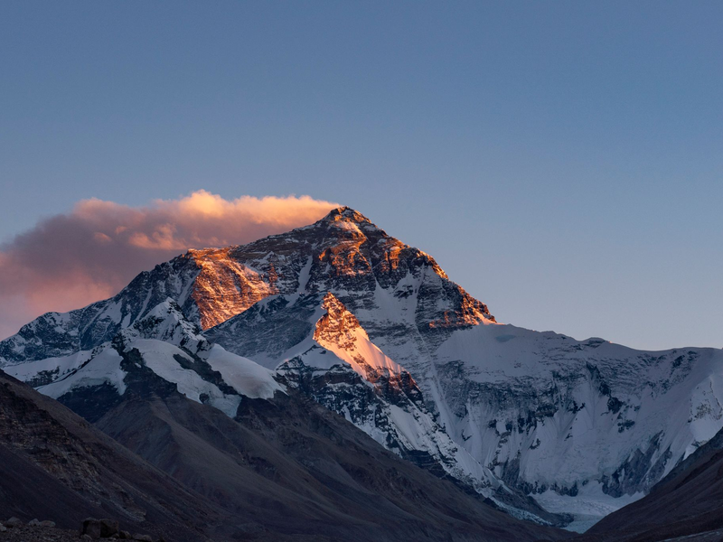 Der Sonnenuntergang färbt den Gipfel des Mount Everest. - Foto: Zhang Rufeng/XinHua/dpa