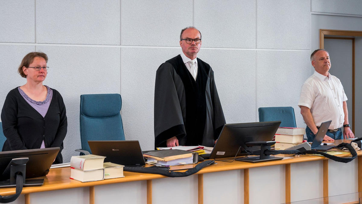 Der vorsitzende Richter am Amtsgericht Bachmann (M.) zu Beginn der Sitzung in Bamberg. - Foto: Daniel Vogl/dpa