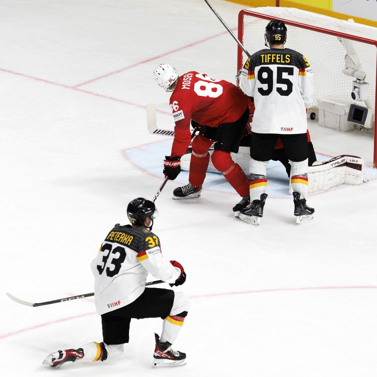 Auch Berlins Jonas Müller zeigte in der deutschen Defensive nicht sein bestes Spiel. - Foto: Salvatore Di Nolfi/KEYSTONE/dpa
