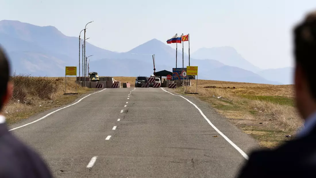 Ein Kontrollpunkt der russischen Friedenstruppe auf einer Straße in Richtung der Region Berg-Karabach. - Bild: Vahram Baghdasaryan/PHOTOLURE/AP/dpa