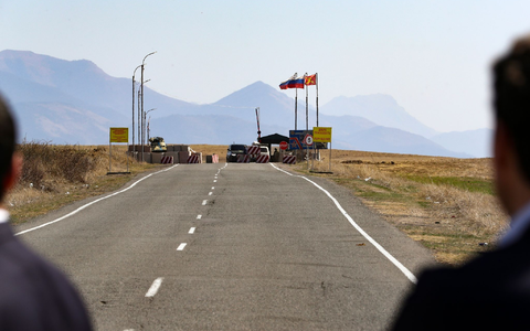 Ein Kontrollpunkt der russischen Friedenstruppe auf einer Straße in Richtung der Region Berg-Karabach. - Foto: Vahram Baghdasaryan/PHOTOLURE/AP/dpa