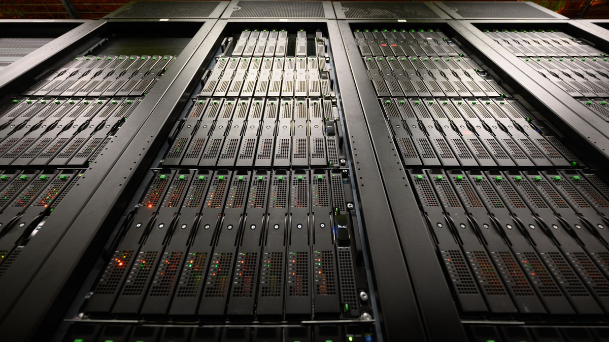 Speichersysteme des Hochleistungsrechners CARA (Computer for Advanced Research in Aerospace) vom Deutschen Zentrum für Luft- und Raumfahrt (DLR). - Foto: Robert Michael/dpa