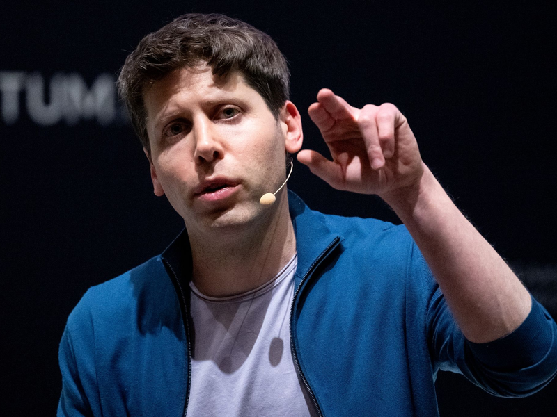 Erst weg, nun wieder zurück: Sam Altman. - Foto: Sven Hoppe/dpa