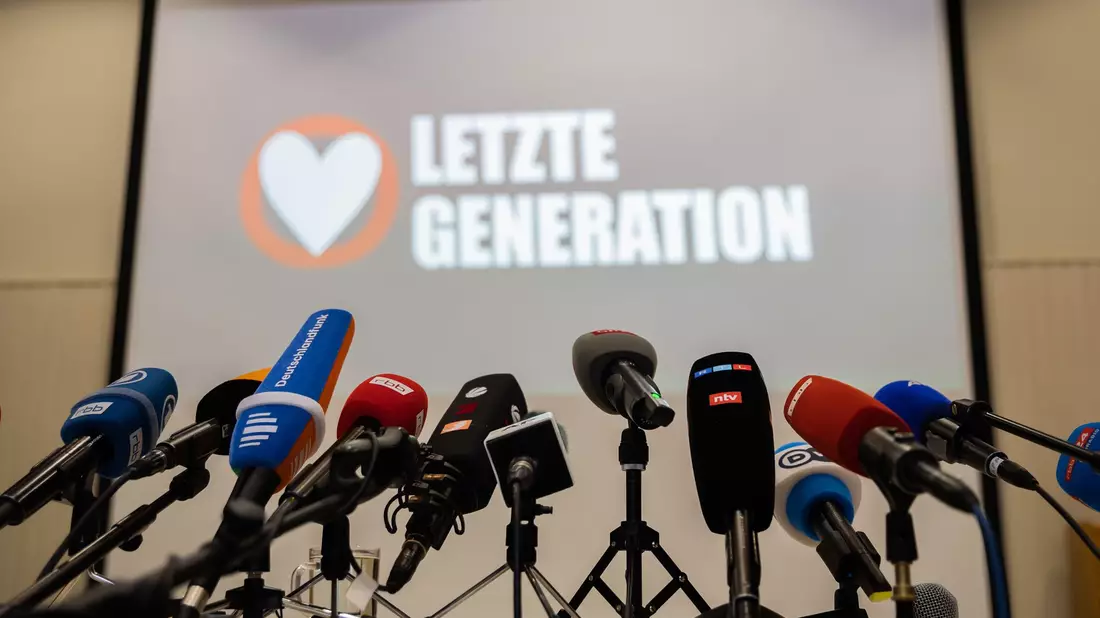 Die Klimaschutz-Aktivisten lenken mit Klebeaktionen an Kunstwerken und Verkehrsblockaden Aufmerksamkeit auf sich. - Bild: Christoph Soeder/dpa