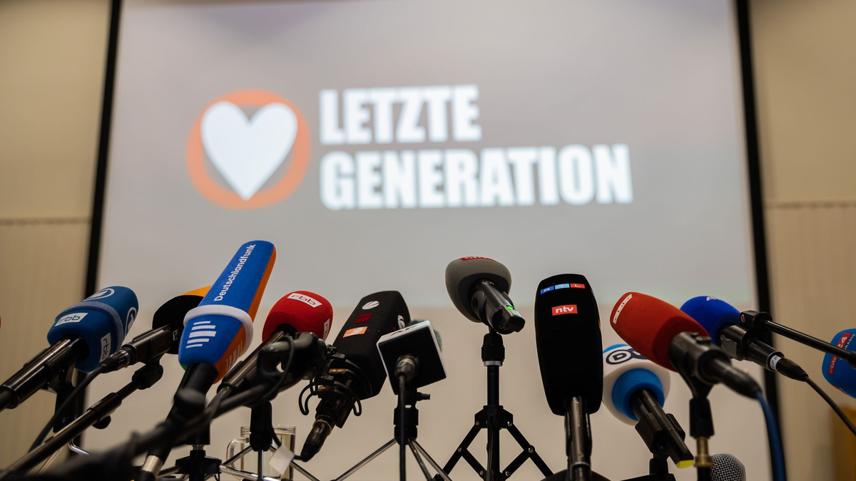 Die Klimaschutz-Aktivisten lenken mit Klebeaktionen an Kunstwerken und Verkehrsblockaden Aufmerksamkeit auf sich. - Foto: Christoph Soeder/dpa