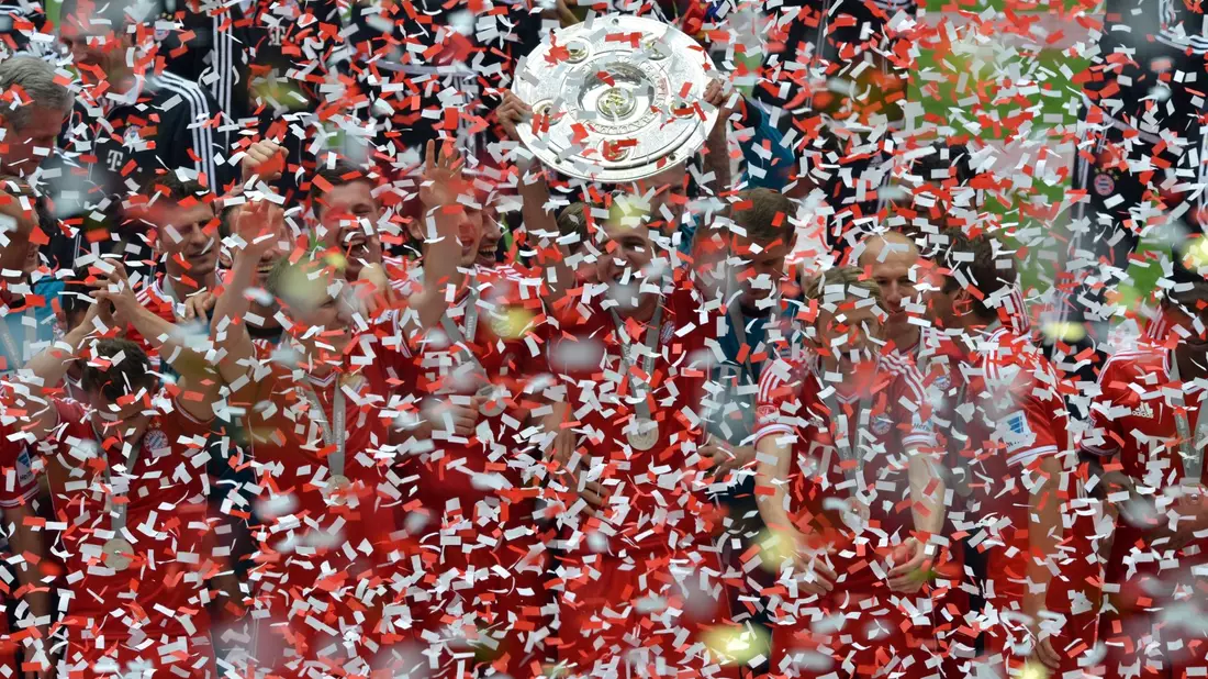 Die Spieler des FC Bayern München jubeln 2013 mit der Meisterschale. - Bild: Peter Kneffel/dpa